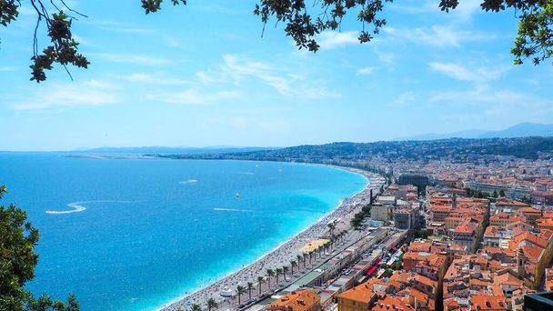 Kaunis näkymä rannalle ja merelle Nizzassa
. - Valokuva, kuva