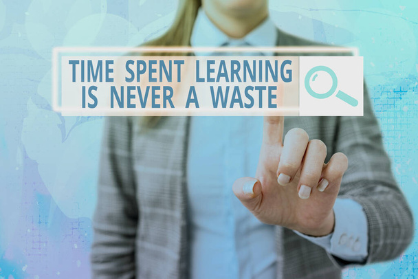 Szöveg jel mutatja Time eltöltött tanulás soha nem hulladék. Fogalmi fotó oktatás nincs vége Keep tanulás. - Fotó, kép