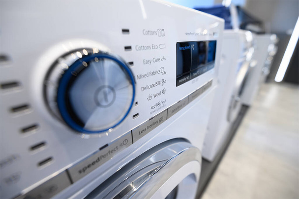 Sluiten van een bedieningspaneel van moderne wasmachine - Foto, afbeelding