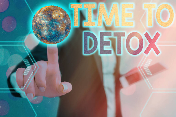 Написання тексту Time To Detox. Концепція означає, коли ви очищаєте своє тіло від токсинів або припиняєте вживати ліки Елементи цього зображення, надані НАСА.. - Фото, зображення
