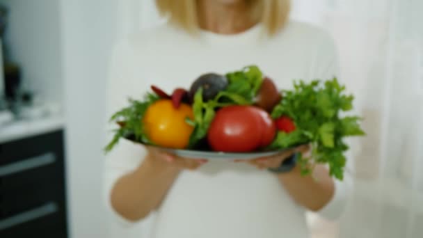 Ženské ruce drží talíř s jídlem - Záběry, video