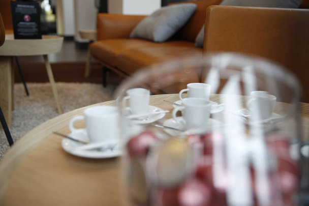 コーヒーショップでカップとコーヒーカプセル。選択的焦点 - 写真・画像