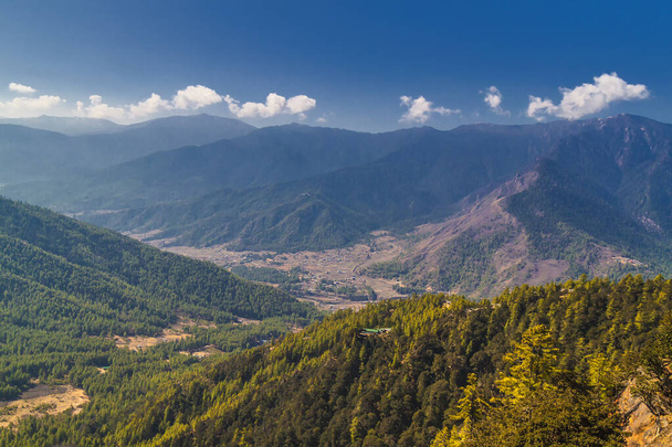 Vue sur les montagnes du Bhoutan sur le chemin de Taktshang Goemba (monastère du Nid de Tigre), le monastère le plus célèbre du Bhoutan, dans une falaise de montagne
. - Photo, image