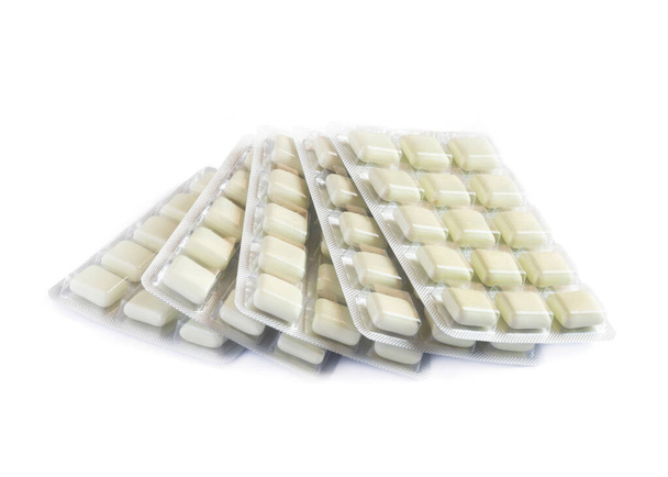 pila de goma de mascar antitabaco en un paquete aislado sobre un fondo blanco
 - Foto, imagen