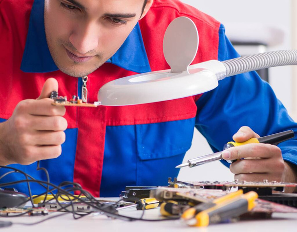 reparador profesional que repara el ordenador en taller - Foto, imagen