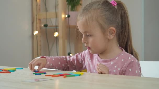 Niedliches kleines Mädchen spielt mit Konstrukteur - Filmmaterial, Video