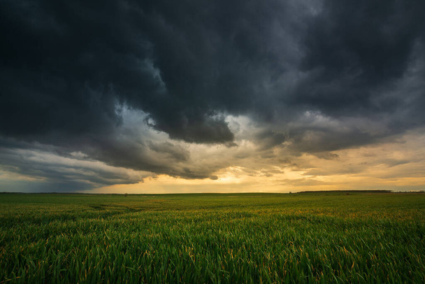 Nubes de tormenta, cielo oscuro dramático sobre el paisaje del campo rural
 - Foto, imagen