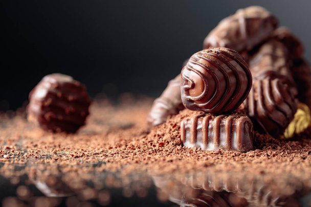 Шоколадные конфеты, посыпанные шоколадной крошкой. Макро выстрел
. - Фото, изображение