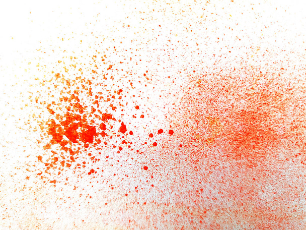 Gotas rojas Color extendido en papel blanco para fondo abstracto de obras de arte
 - Foto, imagen