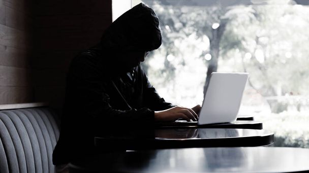 σιλουέτα hacker πληκτρολόγηση laptop σε καφέ και απόσταση από την κοινωνική με το μέγεθος Banner - Φωτογραφία, εικόνα