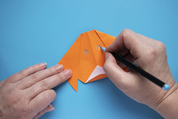 origami. el proceso de fabricación de juguetes de papel
 - Foto, imagen