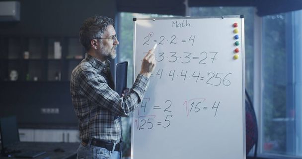 Profesor explicando matemáticas a la cámara
 - Foto, imagen