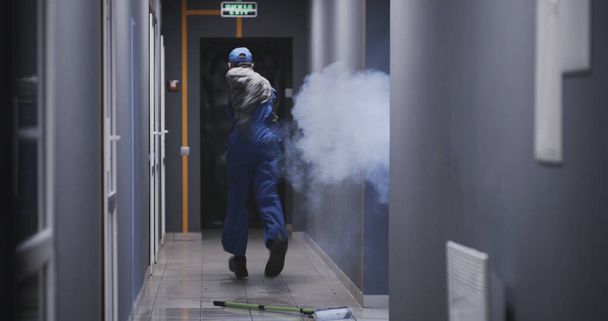 Янітор прибирає коридор, коли вибухає пожежа
 - Фото, зображення