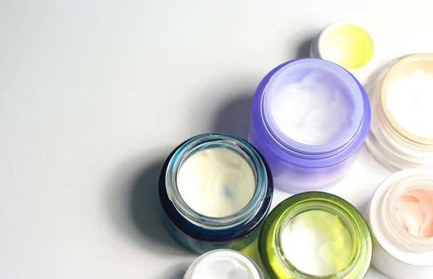 Mezcla de cremas faciales para una piel hermosa en los frascos de colores vivos
 - Foto, imagen