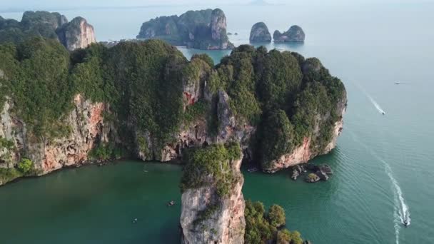 Luftaufnahme der tropischen türkisfarbenen Lagune, Strand zwischen Felsen und Inseln, Krabi, Railay, Thailand, 4k - Filmmaterial, Video