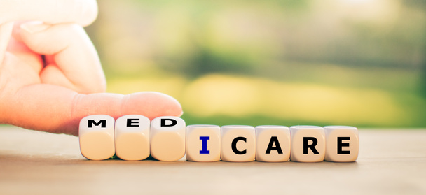 Würfel bilden den Ausdruck "I care" und "Medicare"". - Foto, Bild