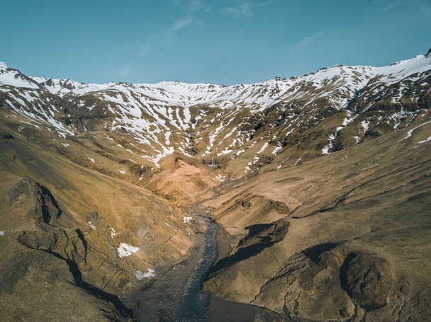 Sendero a la piscina termal Seljavallalaug. Valle de Seljavellir rodeado de montañas, cascadas, aguas termales naturales y arroyo cerca de la piscina Seljavallalaug en el sur de Islandia
. - Foto, Imagen