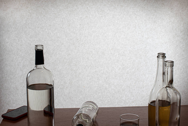 Bouteilles de vodka vides. L'alcoolisme est un problème social. Dépression, sevrage alcoolique et dépendance
. - Photo, image