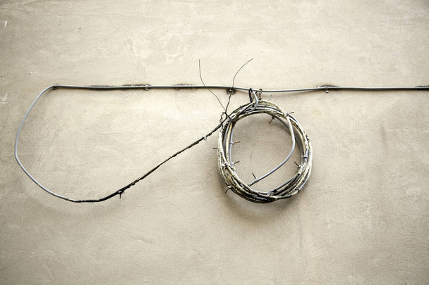 Opuszczone kable zasilające, ścienne i niebezpieczne - Zdjęcie, obraz