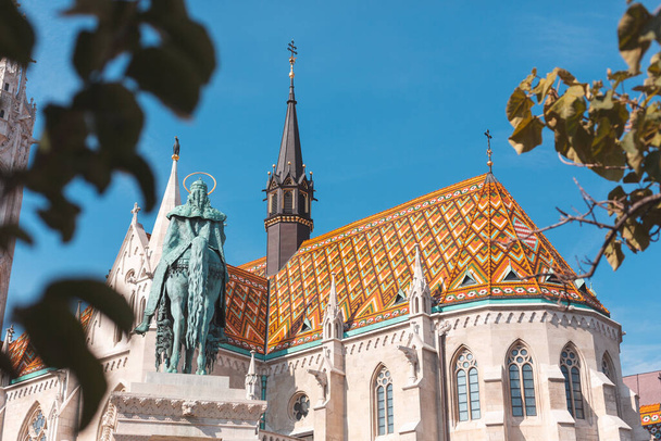 Mátyás templom, tetőtér és Szent István szobra, Budán, Budapesten. - Fotó, kép