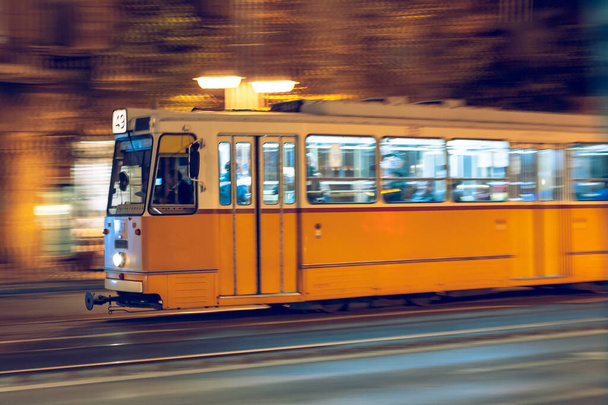 Tramvaj obíhající v noci ulicemi Budapešti - Fotografie, Obrázek