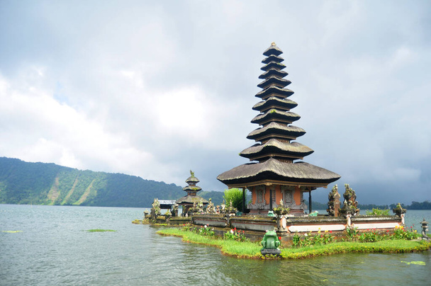 Torres Meru de Pura Ulun Danu Bratan ou Pura Bratan Hindu Shaivite Shiva templo sítio arqueológico para viajantes as pessoas viajam visita e respeito orando em Lago Bratan perto de Bedugul em Bali, Indonésia
 - Foto, Imagem