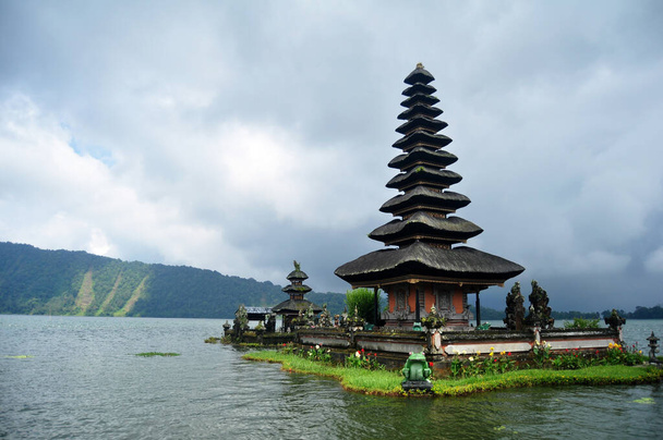 Meru tornyok Pura Ulun Danu Bratan vagy Pura Bratan Hindu Shaivite Shiva templom régészeti lelőhely az utazók számára utazás látogatás és tisztelet imádkozott Lake Bratan közelében Bedugul, Bali, Indonézia - Fotó, kép