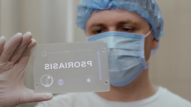 Lekarz używa tabletki z tekstową łuszczycą - Materiał filmowy, wideo