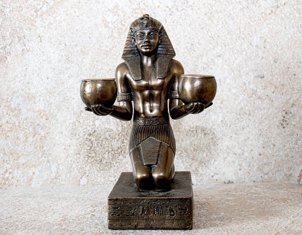 Amenhotep II oferecendo dois copos de vinho a um deus, estátua
   - Foto, Imagem