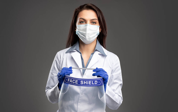 Medical practitioner with face shield - Foto, afbeelding