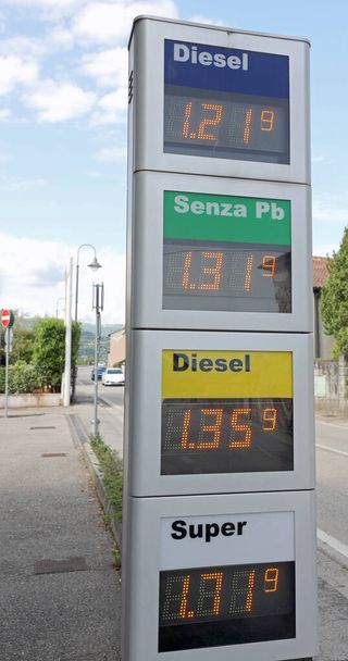 Schild mit den Preisen der verschiedenen Benzinsorten Super Diesel in Euro im Verteiler der europäischen Stadt - Foto, Bild