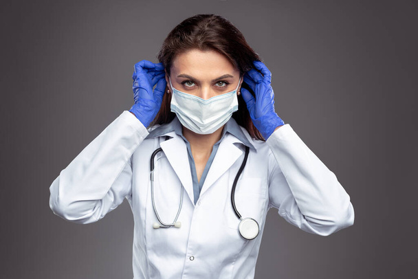 Doctor putting on surgical mask - Foto, immagini