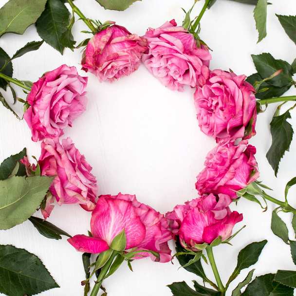 a bouquet of red roses in a circle on white background. Circle, Copy space - Foto, Imagen