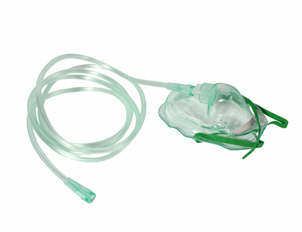 Zuurstofmasker met buis geïsoleerd op witte achtergrond - Foto, afbeelding