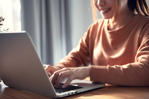 Werken vanuit huis, Close-up beeld van jonge professionele vrouwelijke manager met behulp van laptop, zakenvrouw die thuis werkt via draagbare computer, Corona virus. - Foto, afbeelding