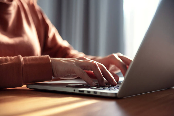 Trabalhando em casa, Close-up imagem de jovem gerente profissional do sexo feminino usando laptop, empresária trabalhando em casa via computador portátil, vírus Corona
. - Foto, Imagem