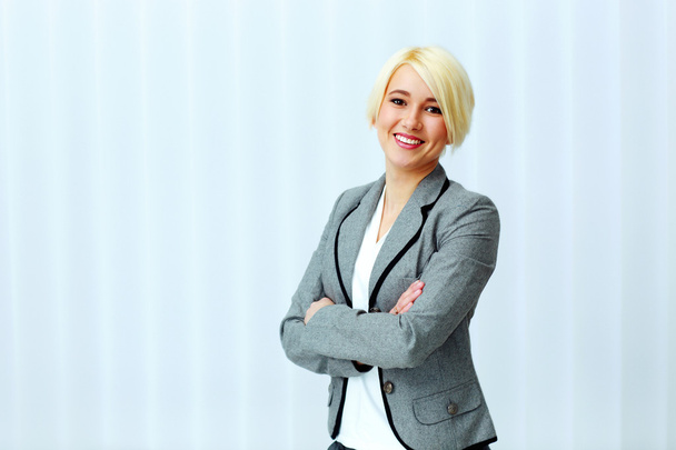 Mujer de negocios sonriente con los brazos cruzados
 - Foto, imagen