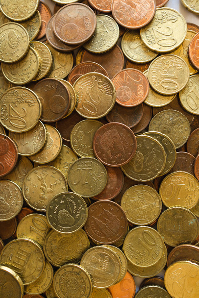 Un montón de monedas. Foto de stock de muchos euros en una mesa
. - Foto, imagen