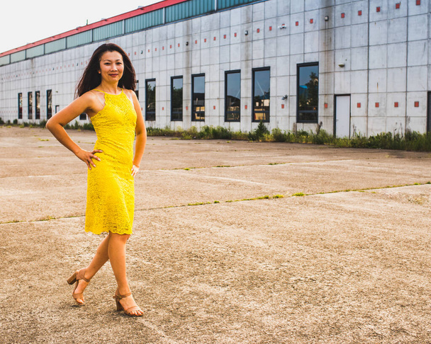 Femme d'affaires asiatique optimiste va dans la zone industrielle. Concept de lieu de travail vide, covid-19 ou heureux pour un bon travail
. - Photo, image