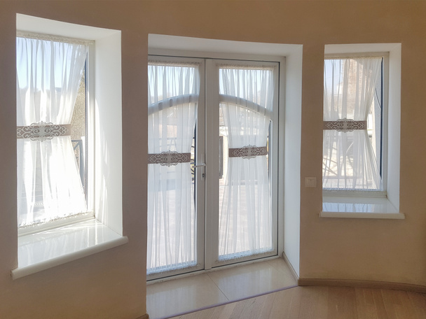 прозрачные занавески на небольших окнах
 - Фото, изображение