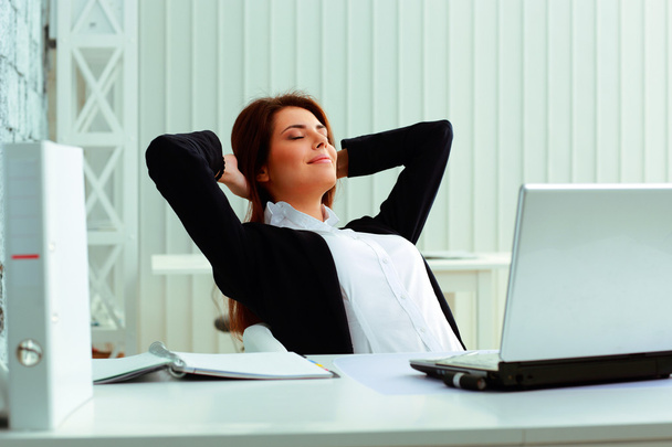 Businesswoman resting in office - Foto, Bild