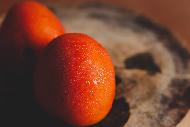 低光の中で撮影した赤いトマトは、美食、きれいな生活と健康的な食事の概念を示すために - 写真・画像