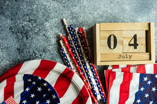 Concetto di cornice e scheda per la celebrazione del 4 luglio con stoviglie bandiera USA su sfondo grigio con spazio di copia
 - Foto, immagini