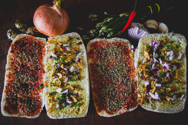 Hacer una pausa saludable para la pizza vegetariana, cocinar en casa de forma creativa como una forma de apoyar la salud mental y hacer frente a la cuarentena en el hogar y el distanciamiento social durante la pandemia de covid-19
 - Foto, imagen
