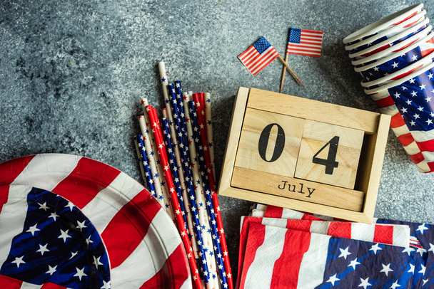 Concetto di cornice e scheda per la celebrazione del 4 luglio con stoviglie bandiera USA su sfondo grigio con spazio di copia
 - Foto, immagini