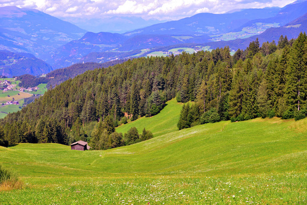 コルネドのパノラマall'insarco Trentino alto adigeイタリア - 写真・画像