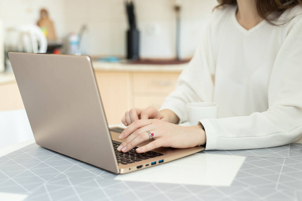 Dziewczyna na odległość pracująca z laptopem w domu. Utalentowany menedżer zdalnie pracujący w laptopie piszący e-mail. Blisko dziewczyna ręce pisanie na laptopie - Zdjęcie, obraz