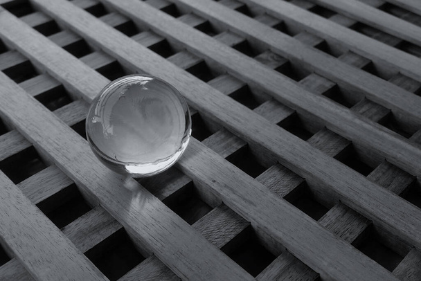 Стеклянная сфера и деревянные квадраты клетчатый узор. Абстрактные геометрические формы натюрморта
. - Фото, изображение