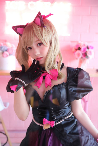 Japón anime cosplay, retrato de chica cosplay en rosa habitación fondo - Foto, imagen