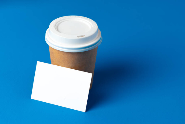 Blank takeaway coffee cup and white businesscards - Foto, Imagen